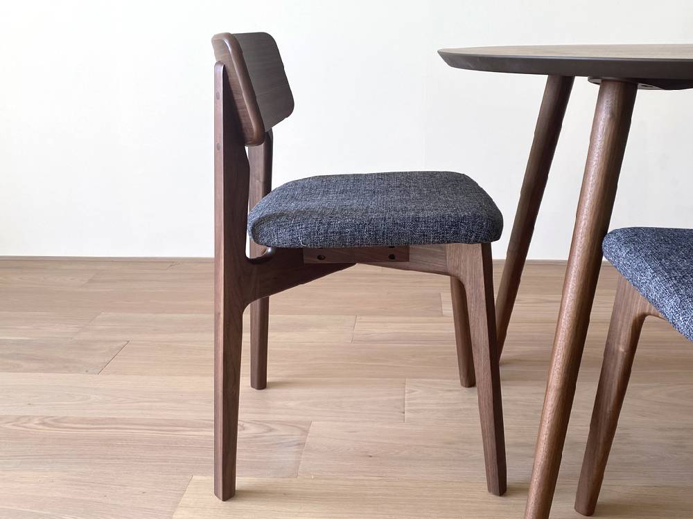 高野木工のホワイトオークまたはウォルナット製フレームに灰色の布座を備えたBLANCチェア