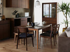 高野木工のBLANCチェアが木製ダイニングテーブルとともにモダンなダイニングルームに配置されたインテリアの写真