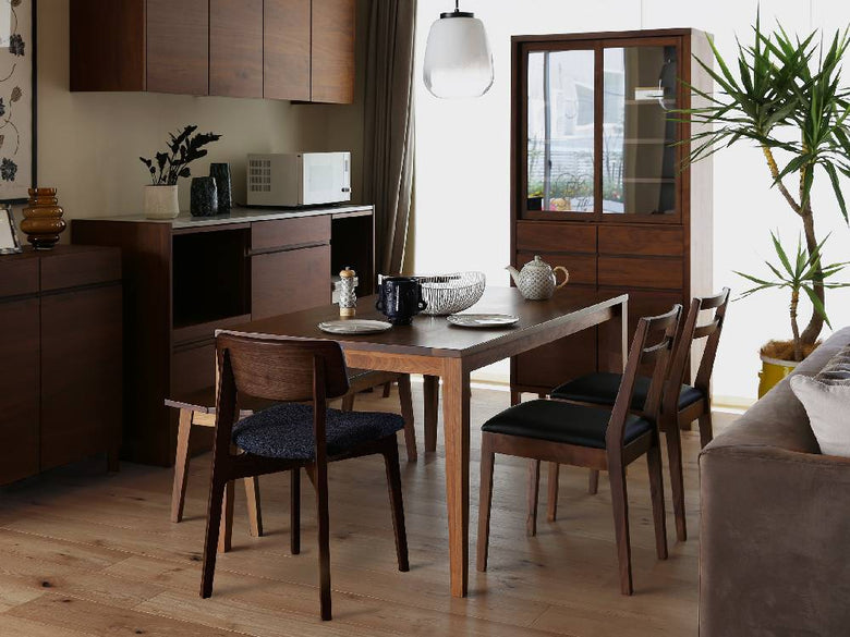 高野木工のBLANCチェアが木製ダイニングテーブルとともにモダンなダイニングルームに配置されたインテリアの写真