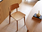 高野木工のBLANCチェア、ホワイトオーク無垢材を使用した木製フレームとグレーのポリエステル布座が特徴の椅子