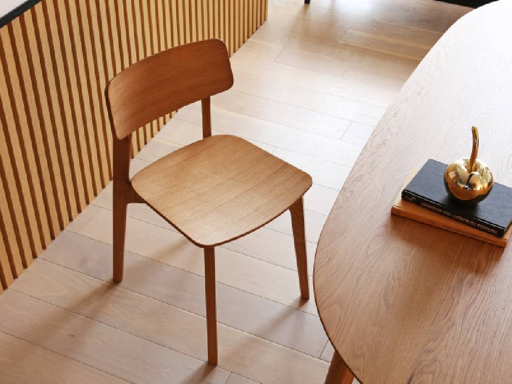 高野木工のBLANCチェア、ホワイトオーク無垢材を使用した木製フレームとグレーのポリエステル布座が特徴の椅子