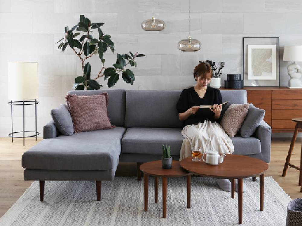 高野木工のLEOソファを中心に配置されたスタイリッシュなリビングルーム。クッションやテキスタイルが調和し、快適でモダンなインテリアを演出しています。