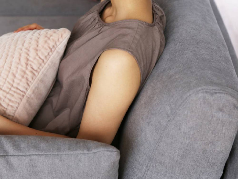 リビングルームに配置された高野木工のLEOソファと複数のクッションが快適に整えられた家具の写真