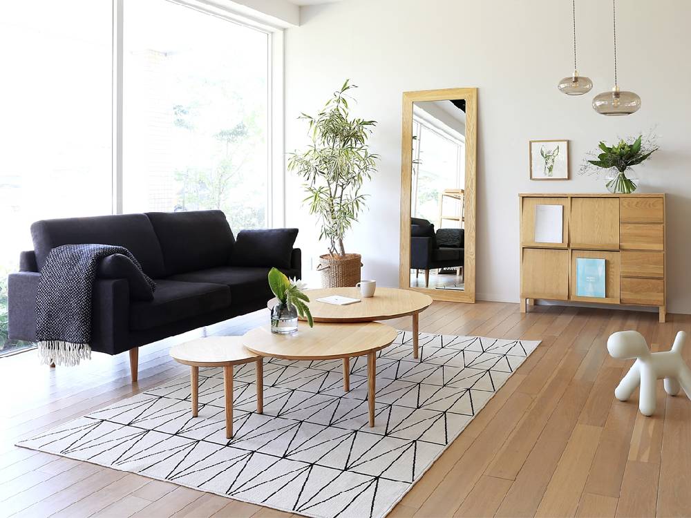 高野木工のLEOソファが配置された木製フロアと調和するモダンなリビングルームのインテリア