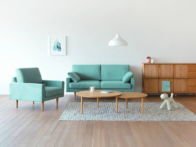 木製床に高野木工のLEOソファとモダンな家具が配置されたリビングルームのインテリア