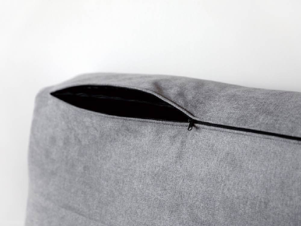 高野木工のLEOグレーソファ、シルバーリネンクッションが配置されたナチュラル素材のカウチソファ