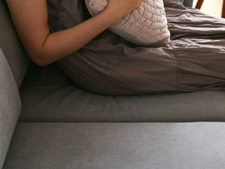 高野木工LEOカウチソファとクッションが配置された快適なリビングルーム