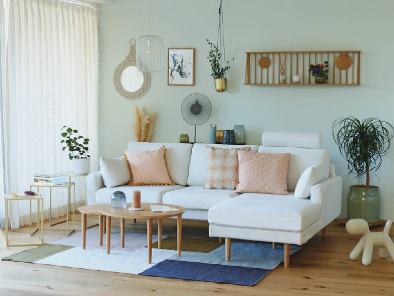 高野木工LEOカウチソファとクッションが配置されたモダンなリビングルームのインテリア