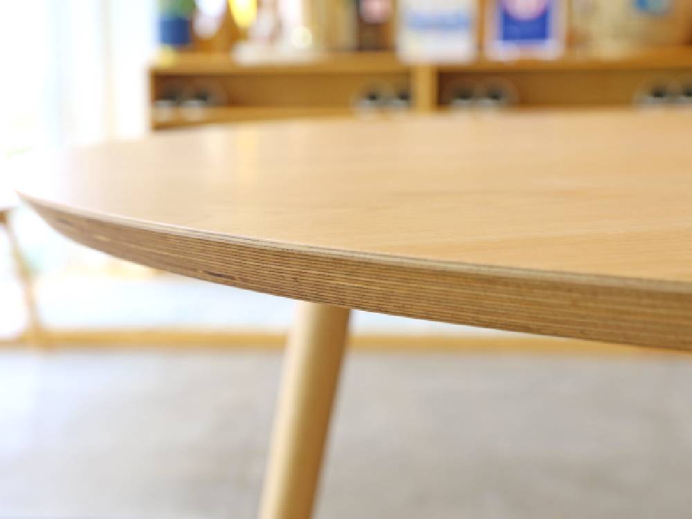 高野木工のMALLOONダイニングテーブルのホワイトオーク製天板と木脚の木目および塗装面の詳細クローズアップ
