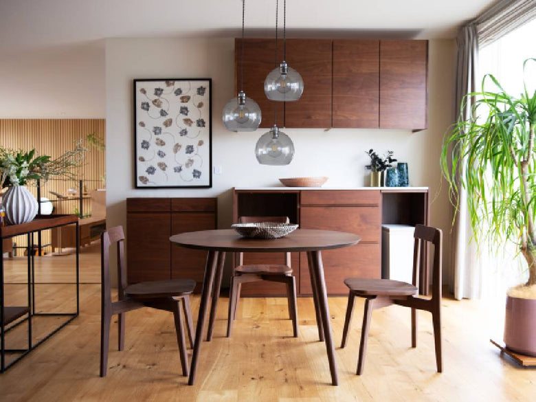 高野木工のホワイトオーク製MALLOONダイニングテーブルと椅子が配置されたダイニングルーム