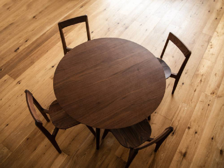 ブラウン色の木製ダイニングテーブルと椅子が配置されたキッチンダイニングルーム