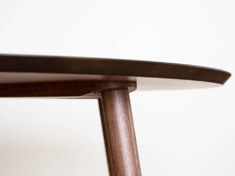 高野木工製MALLOONダイニングテーブルの写真。ホワイトオークまたはウォルナットの硬木を使用したモダンな木製テーブル