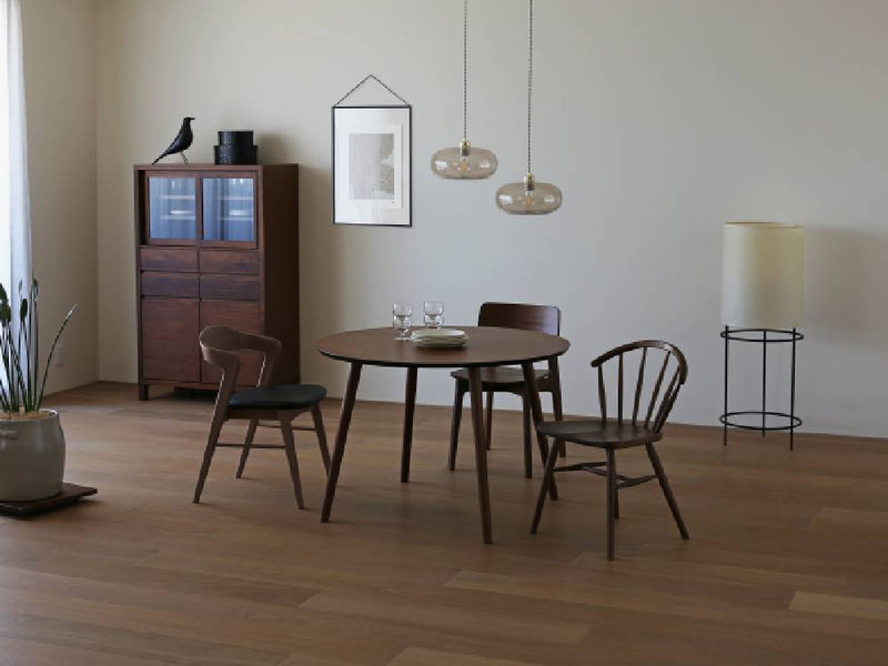 高野木工のブラウン仕上げ木製MALLOONダイニングテーブルが室内に配置されたインテリア写真