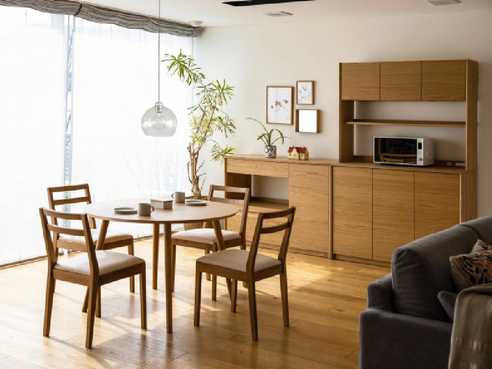 高野木工のMALLOONダイニングテーブルと椅子がブラウン色の木材でダイニングルームに配置されている様子