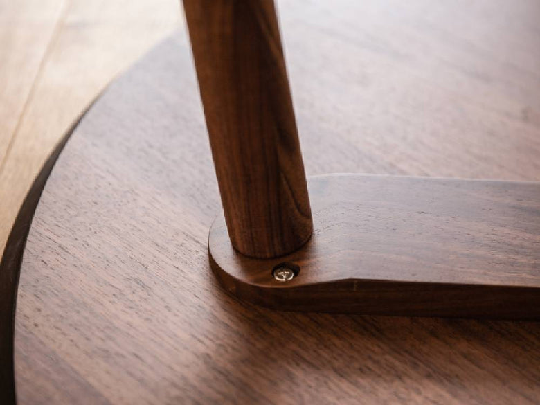 高野木工のMALLOONダイニングテーブル、ホワイトオークまたはウォルナットの無垢材を使用したブラウンカラーの木製家具