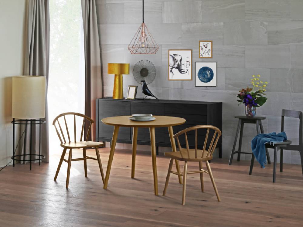 高野木工のホワイトオーク製MALLOONダイニングテーブルとチェアが配置された明るい木製ダイニングルーム