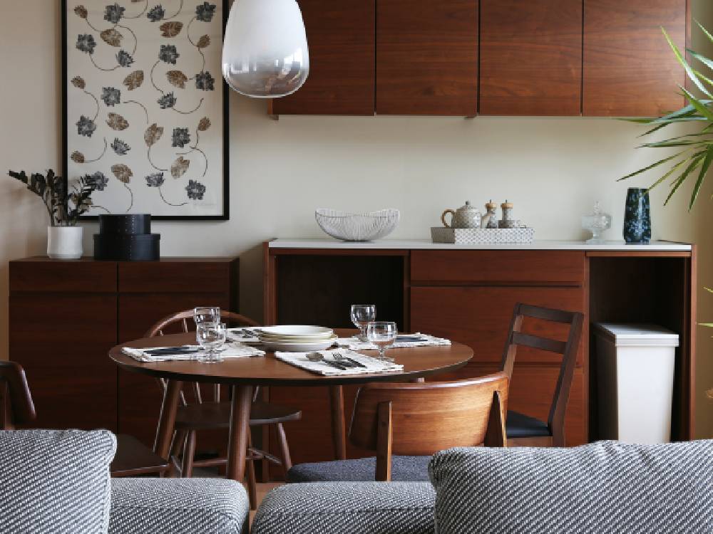 高野木工のMALLOONダイニングテーブル。ホワイトオークまたはウォルナット材を使用した木製テーブルで、キッチンやダイニングルームに最適なデザイン。