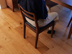 高野木工のPLAIN CHAIR VIETNAM、ホワイトオークまたはウォルナット仕上げの木製ダイニングチェア