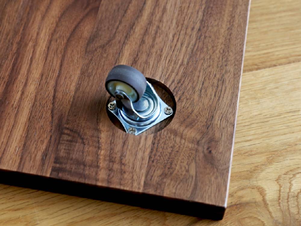 高野木工製の無垢材ホワイトオークおよびウォルナットの木製プランターベース