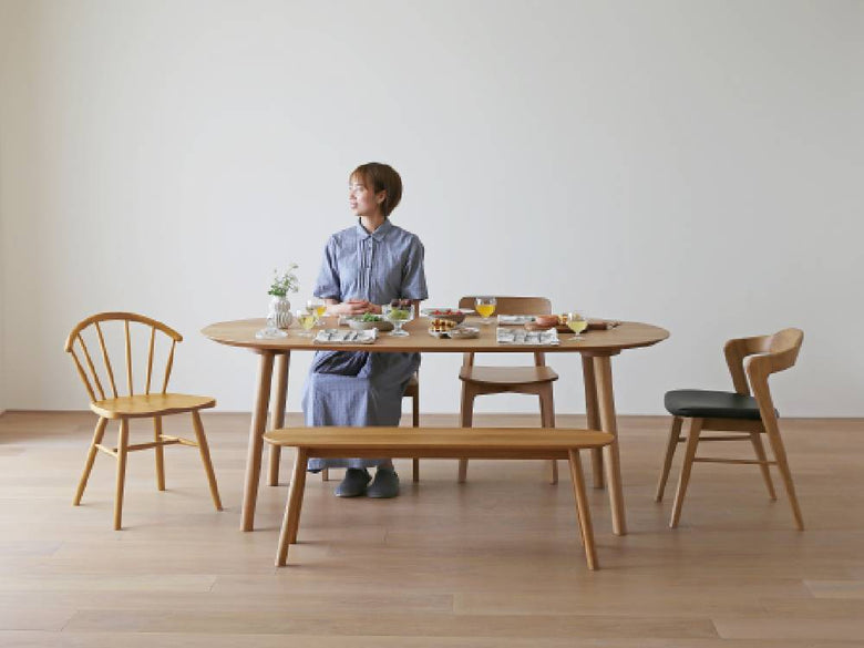 高野木工のホワイトオーク製RUBEベンチが、木製コーヒーテーブルと椅子、観葉植物とともにダイニングルームに配置されたインテリア