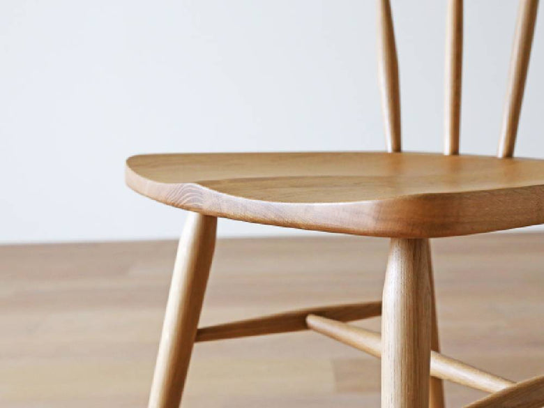 高野木工のウィンドー椅子スタイルを採用したホワイトオークまたはウォルナット無垢材のUNダイニングチェア