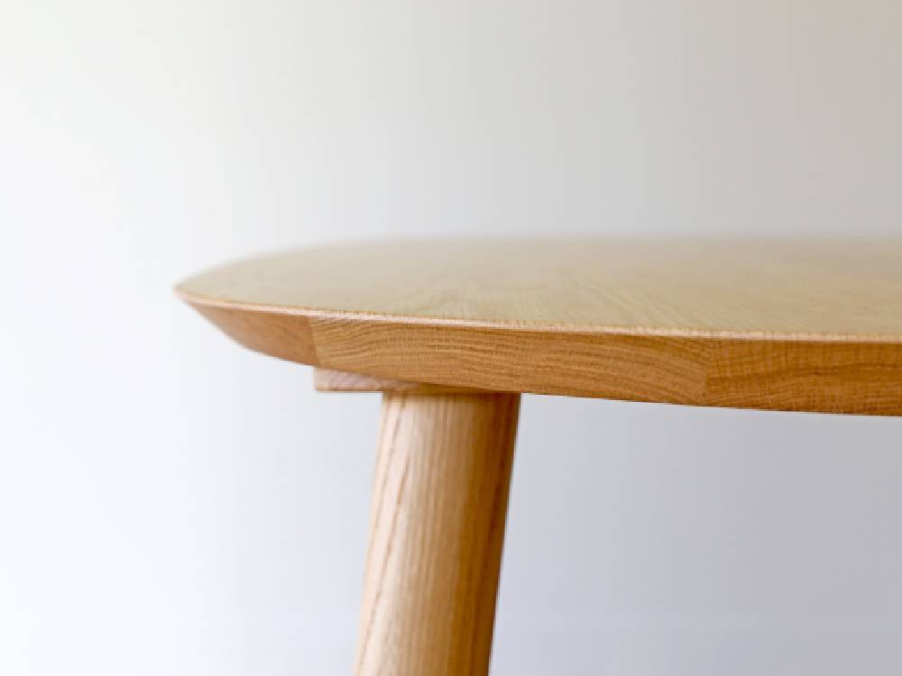 高野木工のRUBEダイニングテーブル、ホワイトオーク無垢材を使用し美しい木目が際立つ160cm幅のモダンなダイニングテーブル