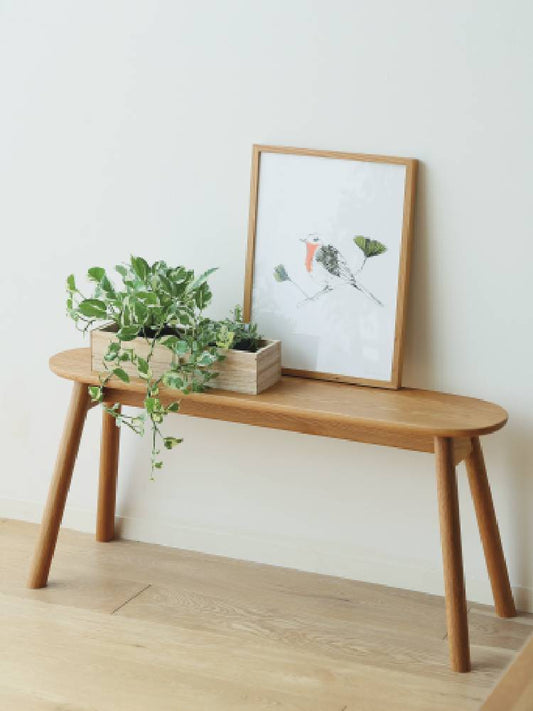 高野木工のホワイトオーク製RUBEワイドスツールが花鉢とともに屋外に配置された様子