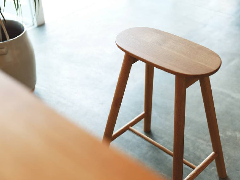 高野木工のホワイトオークまたはウォルナット製RUBEシリーズ木製バー用スツール。自然な木目とウレタン塗装が施された耐久性のあるデザイン