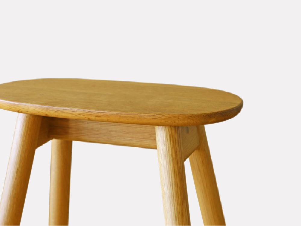 高野木工のRUBEスツール。ホワイトオークまたはウォルナット無垢材を使用した木製のスタイリッシュなスツール