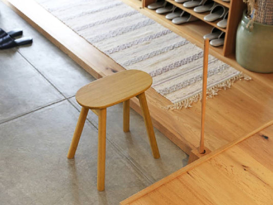 高野木工製RUBEスツール、ホワイトオークまたはウォルナット無垢材を使用した木製ハイスツールの画像