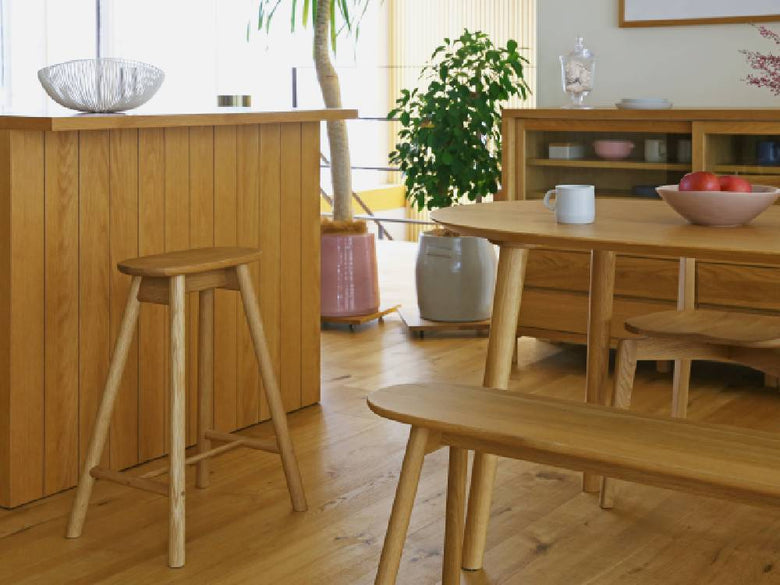 高野木工のRUBEスツール、無垢材ホワイトオークまたはウォルナットを使用した木製スツール