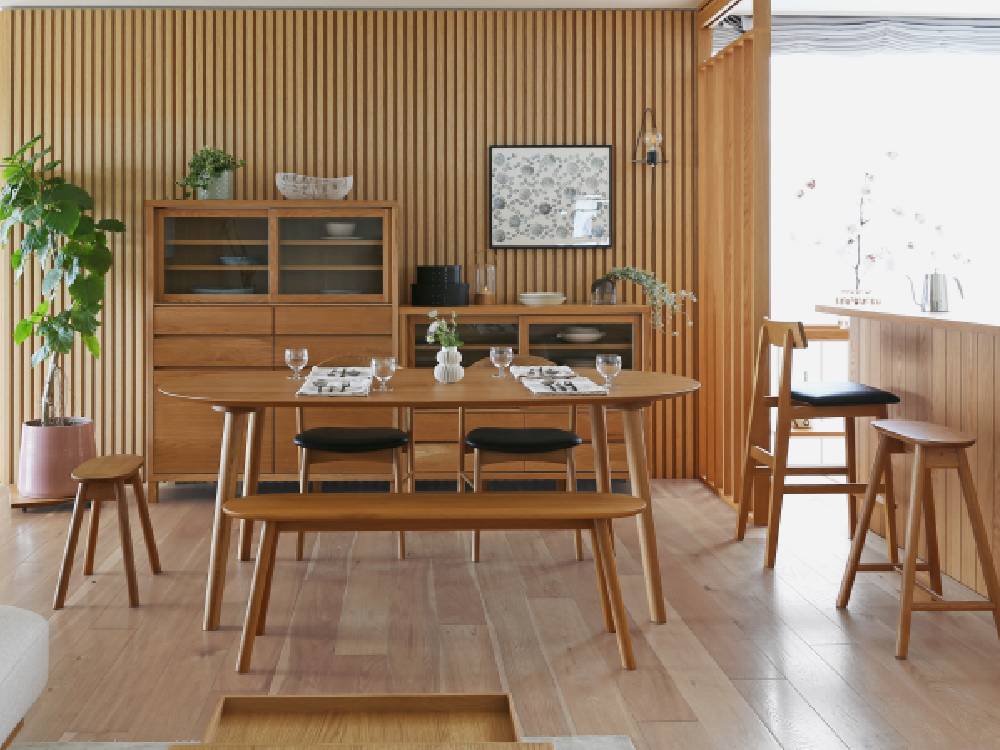 高野木工のRUBEスツールがダイニングルームの木製テーブル横に配置されているインテリアの様子