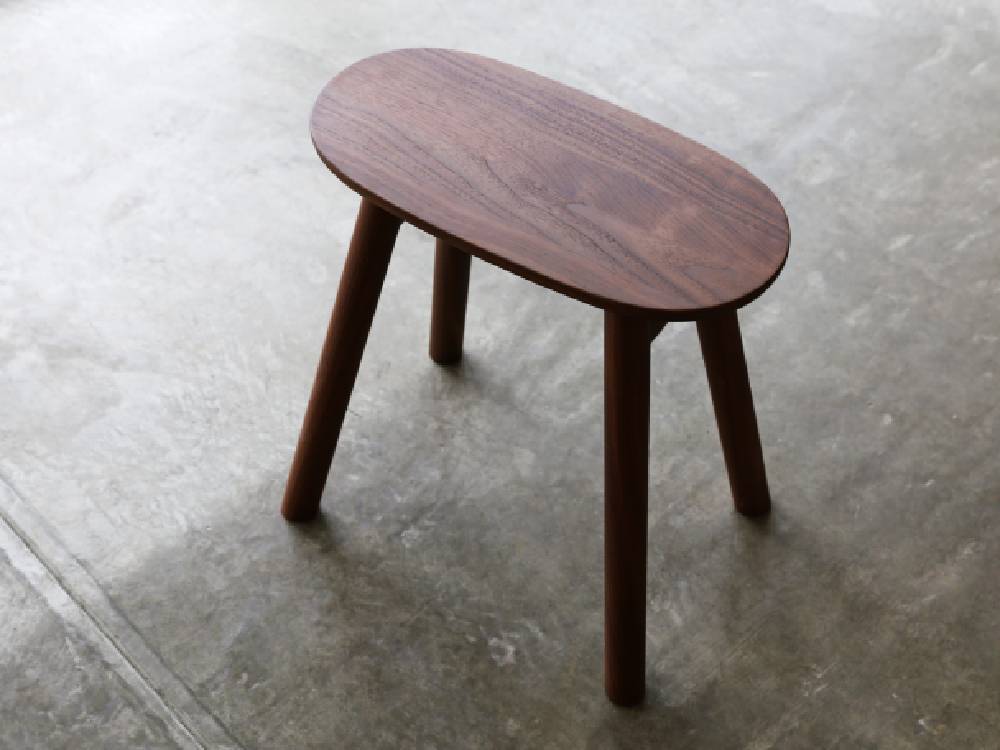 高野木工の木製RUBEスツール。ホワイトオークまたはウォルナットの仕上げが施されたシンプルなデザインの座面と脚が特徴的です。