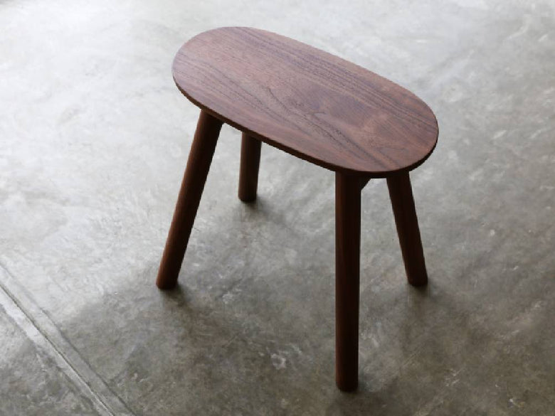 高野木工の木製RUBEスツール。ホワイトオークまたはウォルナットの仕上げが施されたシンプルなデザインの座面と脚が特徴的です。
