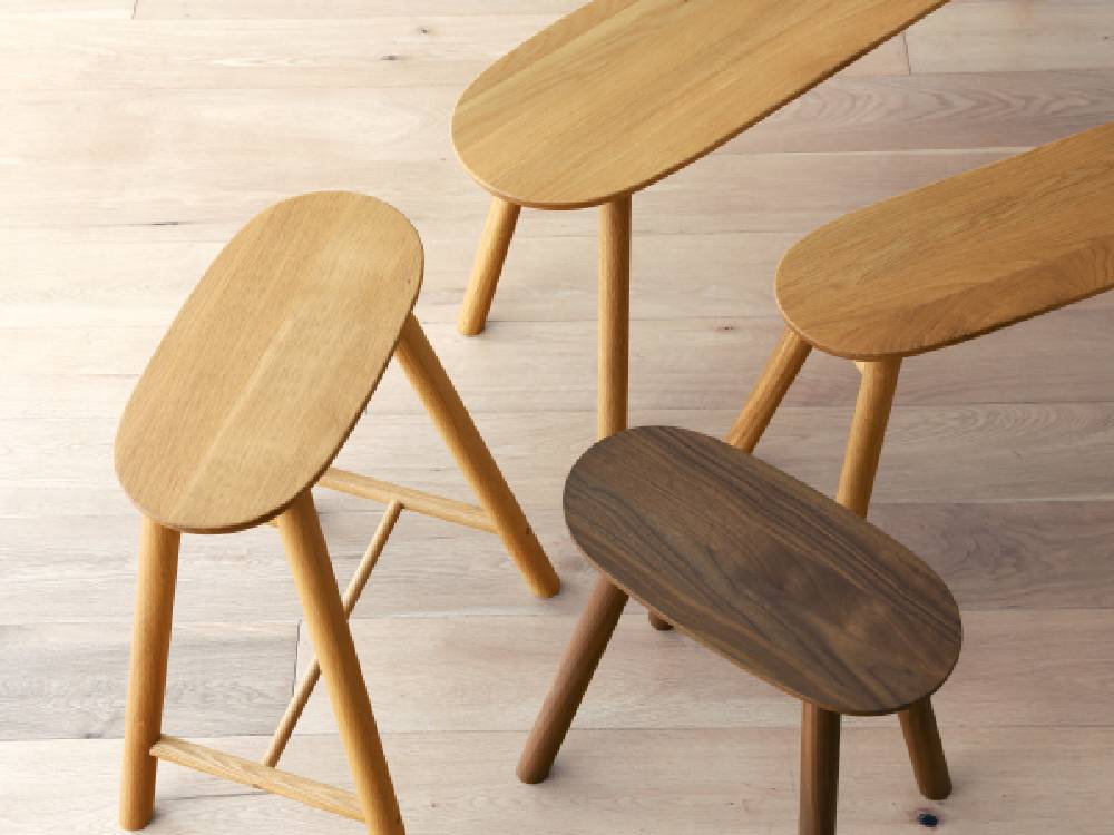 高野木工のRUBEスツールと花鉢が配置された屋外用木製家具