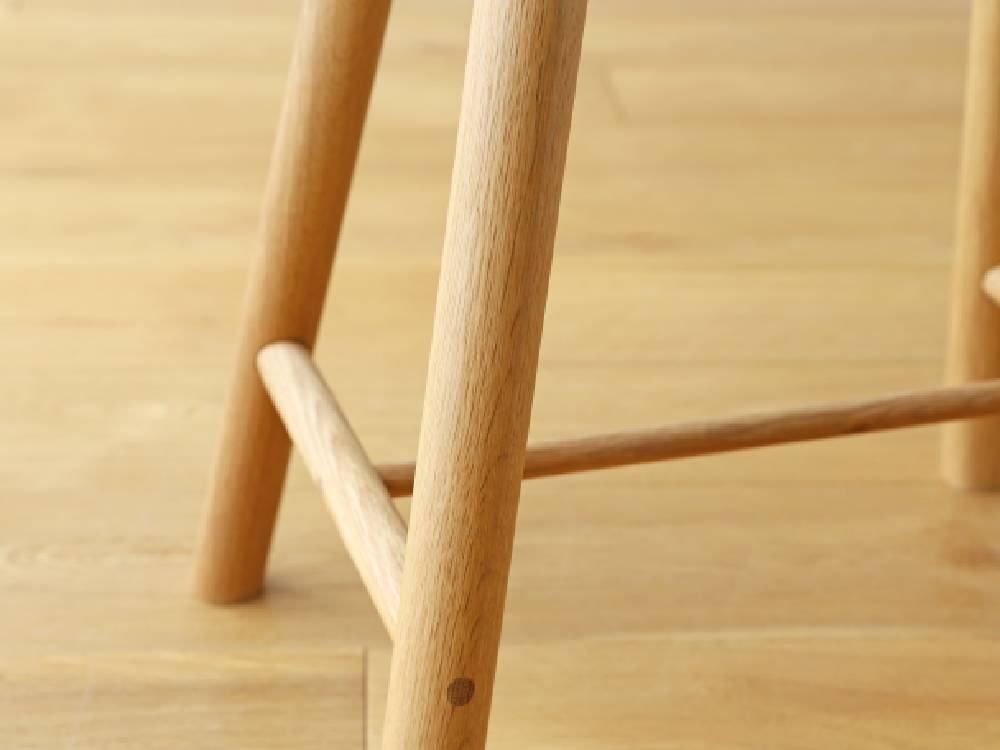 高野木工のRUBEスツール、ホワイトオークまたはウォルナットの無垢材を使用しウレタン塗装が施された木製のスツール