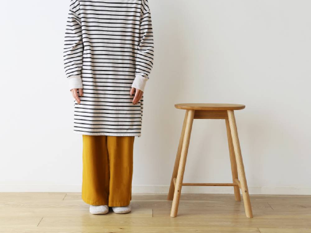 高野木工のRUBEスツール、ホワイトオークまたはウォルナット無垢材を使用した40ハイスツールの写真