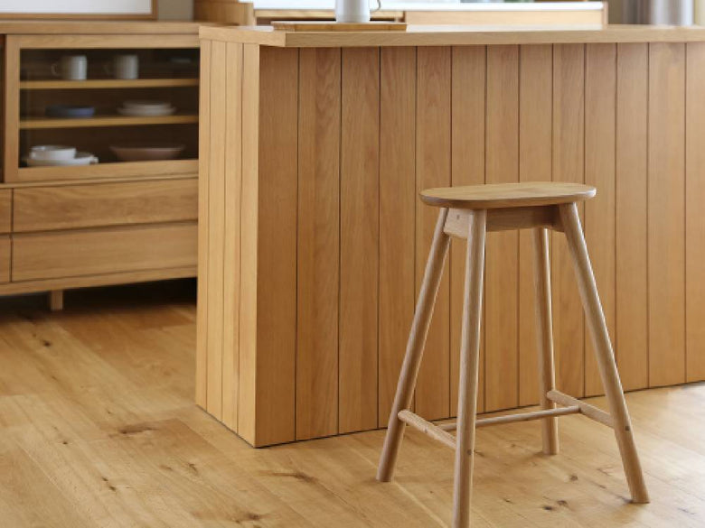 高野木工のRUBEスツールが木製フローリングの上に置かれている画像