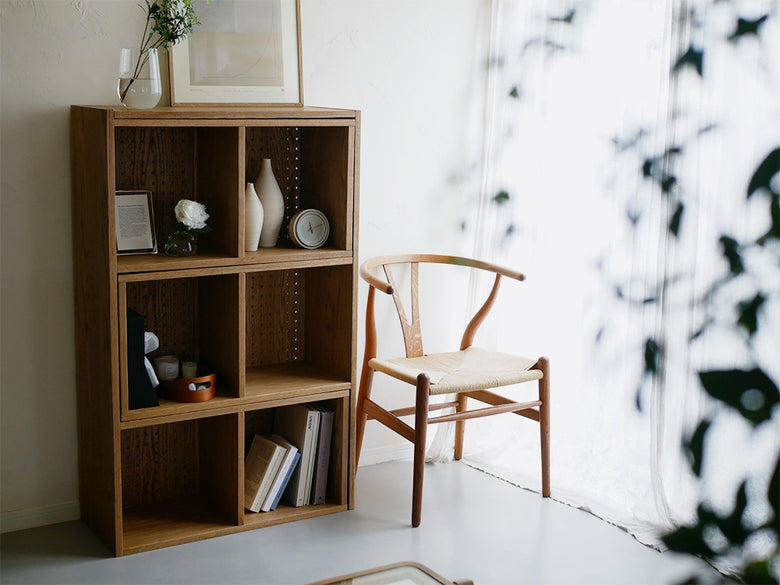 【nora/ノラ】伸縮可能な2段または3段のオープンシェルフ。レッドオークの天然木を使用し、オイル仕上げされた木製家具。