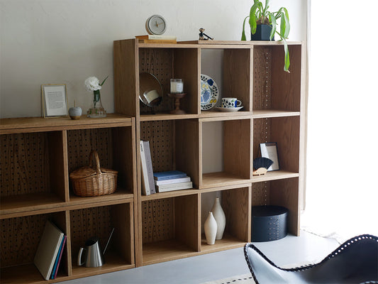 オイル仕上げのレッドオーク天然木製ノラ2段オープンシェルフ、バスケット付きの本棚