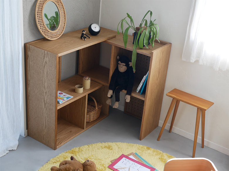 nora/ノラの天然木レッドオーク製2段オープンシェルフがリビングルームに配置されている様子