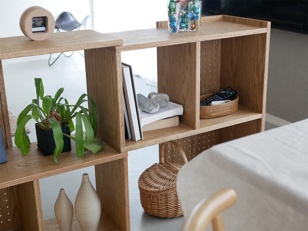 天然木のレッドオーク製オープンシェルフに観葉植物が飾られた木製家具の2段または3段の配置