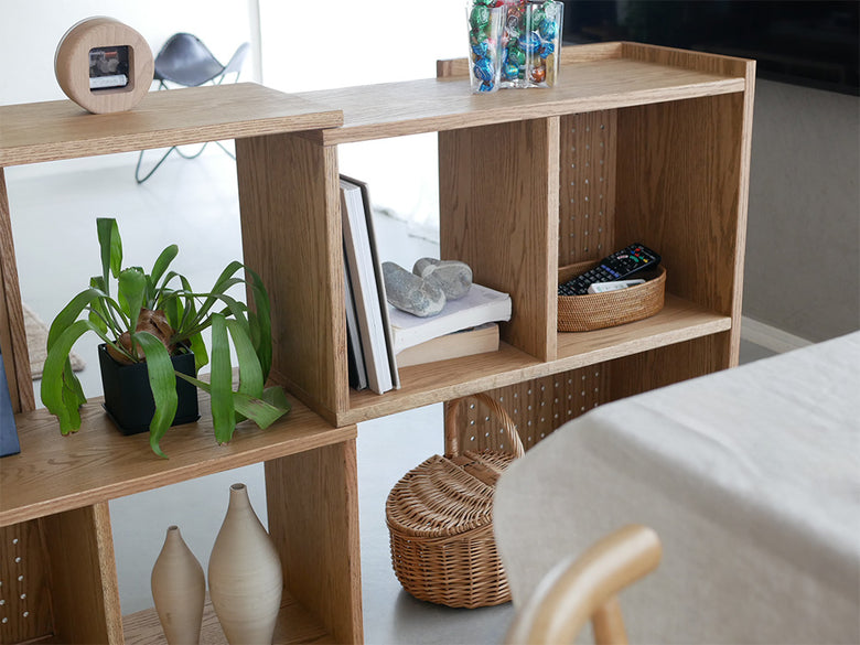 天然木のレッドオーク製オープンシェルフに観葉植物が飾られた木製家具の2段または3段の配置
