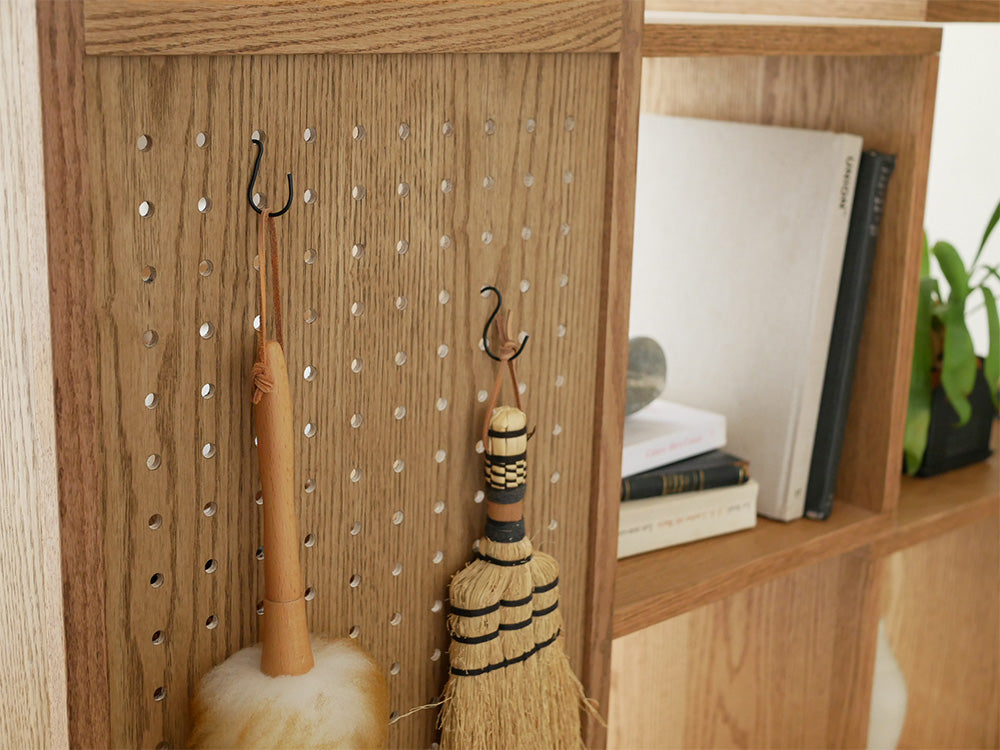 オイル仕上げの天然木製オープンシェルフに籠が配置された収納家具