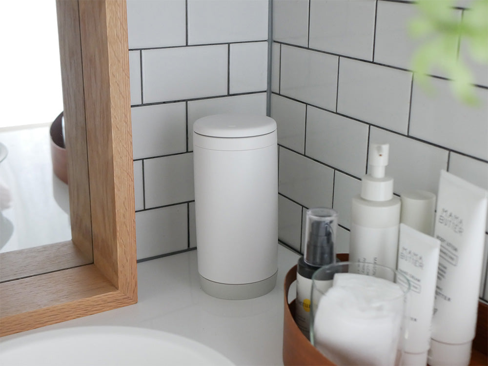 marnaマーナの倒れない片手用ウェットティッシュケースが、ステンレス製の光沢ある平面にしっかりと吸着されて設置されている様子。