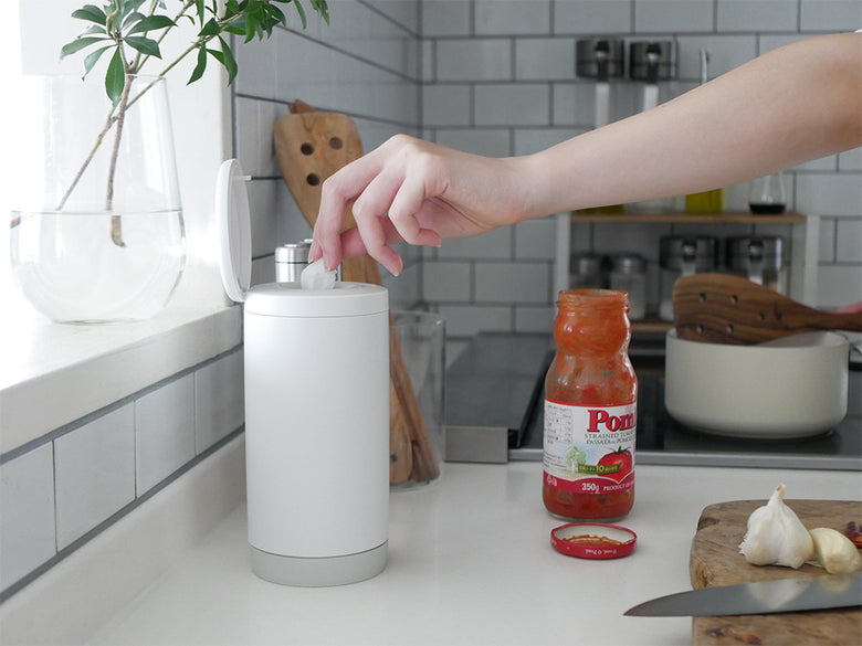 marna（マーナ）の倒れない片手用ウェットティッシュケースが、ステンレス製のキッチンカウンター上に設置されている様子