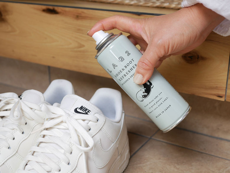 LAQ2/ラクツのシューズ＆ブーツリフレッシャー180mlスプレーとシューイレイサー、消しゴム、ミニブラシ、ポーチがセットになった商品画像