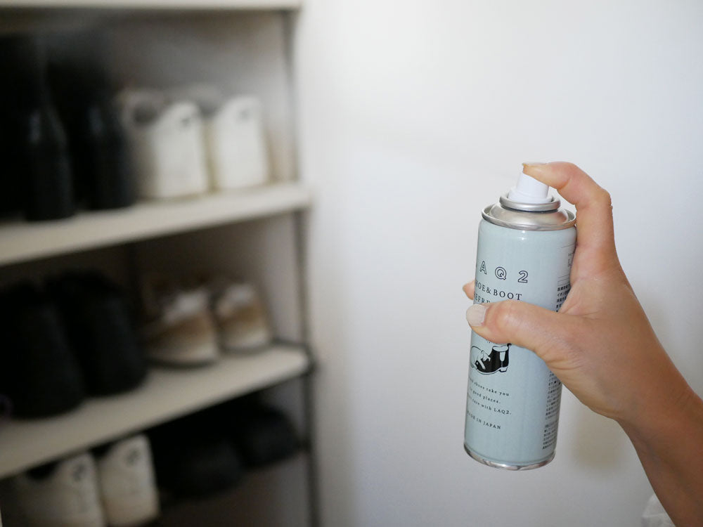 シューズ＆ブーツ用リフレッシャー180mlのプラスチックボトルとシューイレイサーが並んだセット