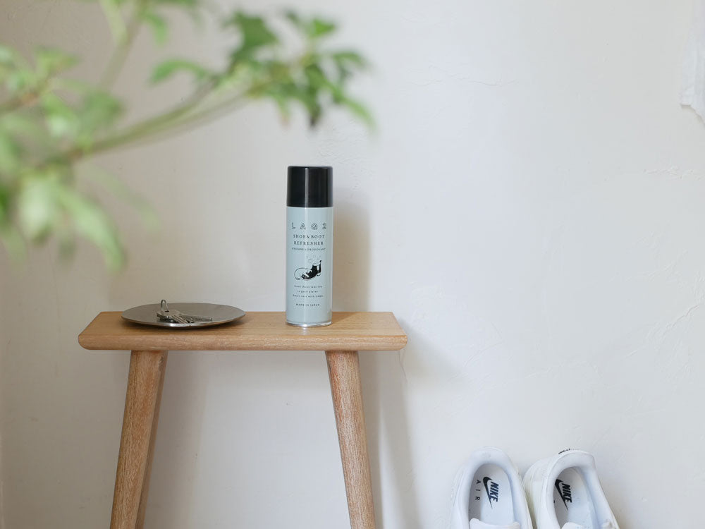 木製の家具や植物が配置されたインテリア背景に置かれたLAQ2シューズ＆ブーツリフレッシャーの製品写真