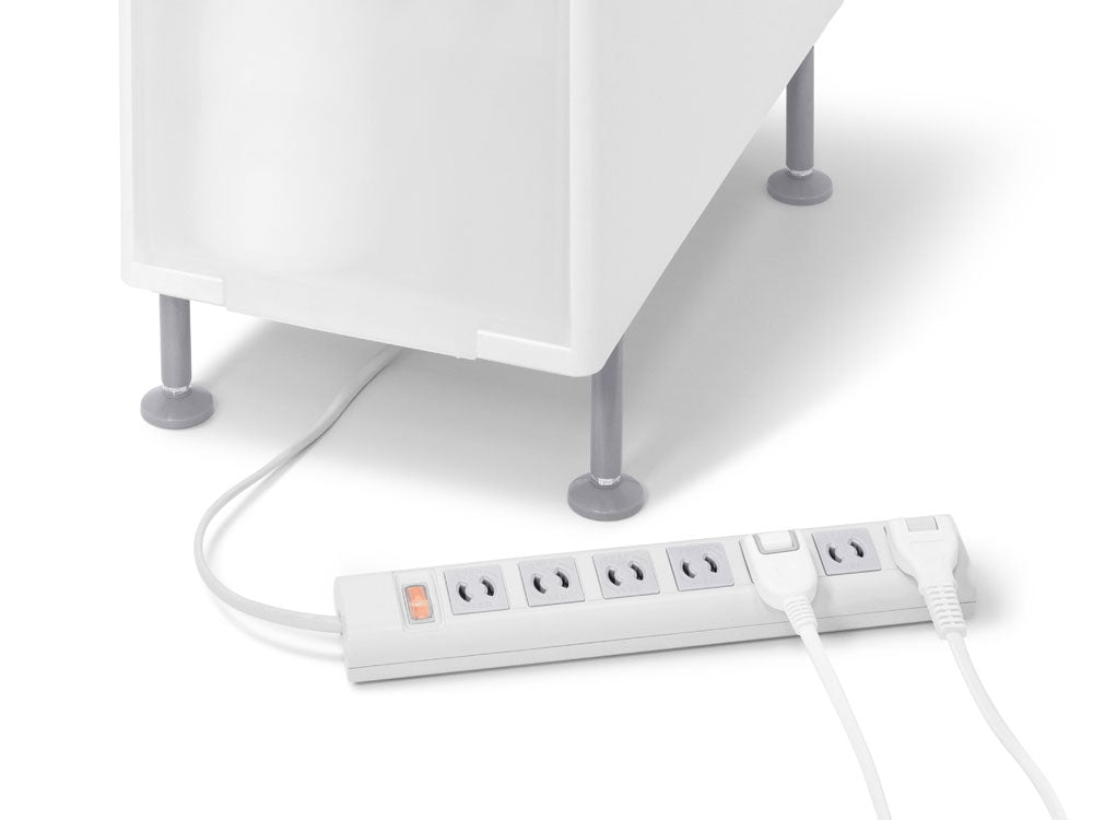 アジャスター付きスリムストッカー上に電源タップとケーブルが整然と配置された様子